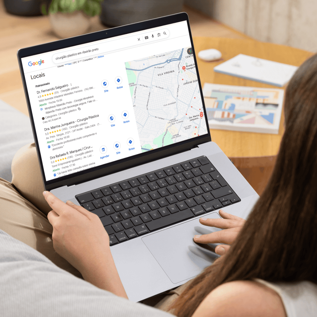 Imagem-de-uma-pessoa-pesquisando-servicos-locais-no-google-meu-negocio-sao-paulo